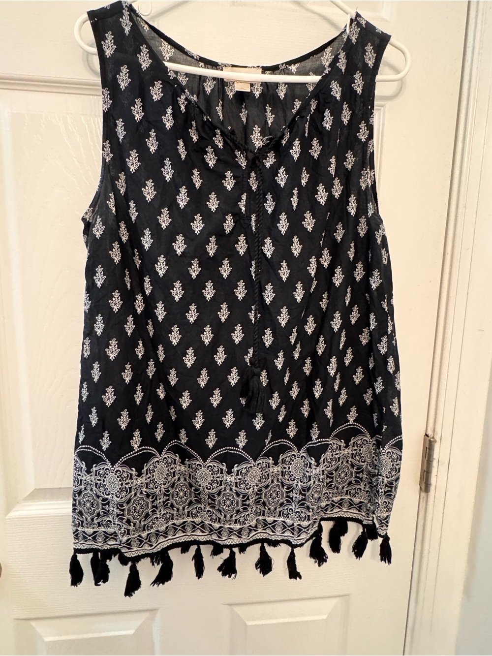 LOFT Women’s Black Sleeveless Tassel Hem Print Tank Top
